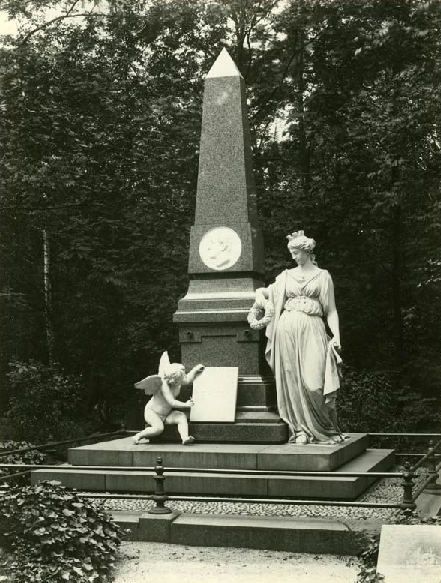 Historische Aufnahme des Grassi-Grabdenkmals – Alter Johannisfriedhof